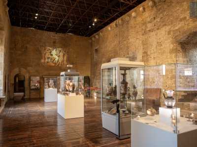 Passiamo ora nella Sala del Camino (al momento della nostra visita occupata da una mostra temporanea)...